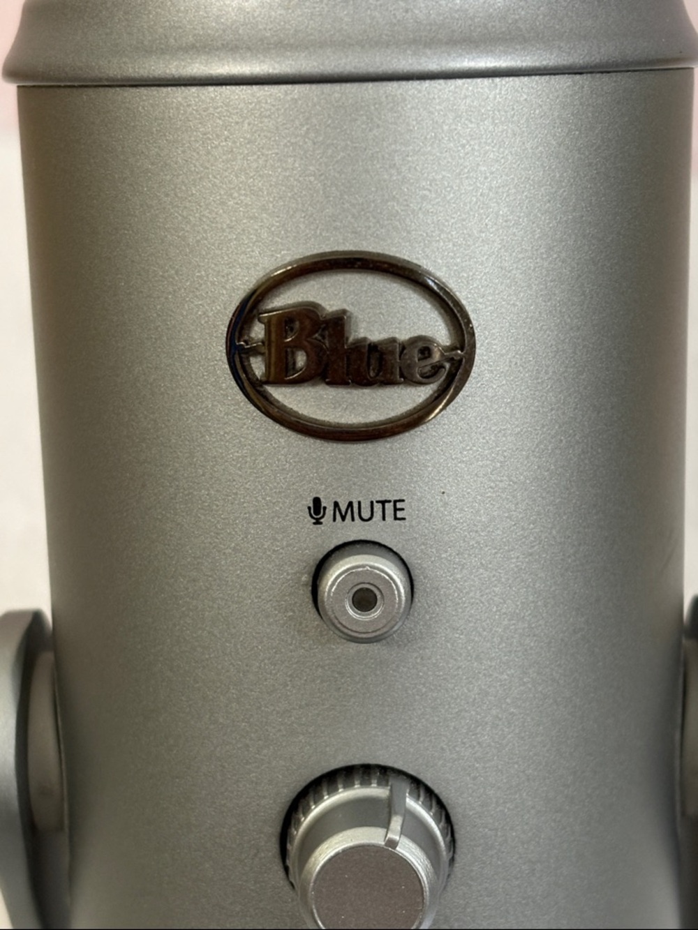 Blue Yeti USB Condenser Mic - Silver | Multi-Pattern Podcast/ Streaming Mic - Picture 2 of 5